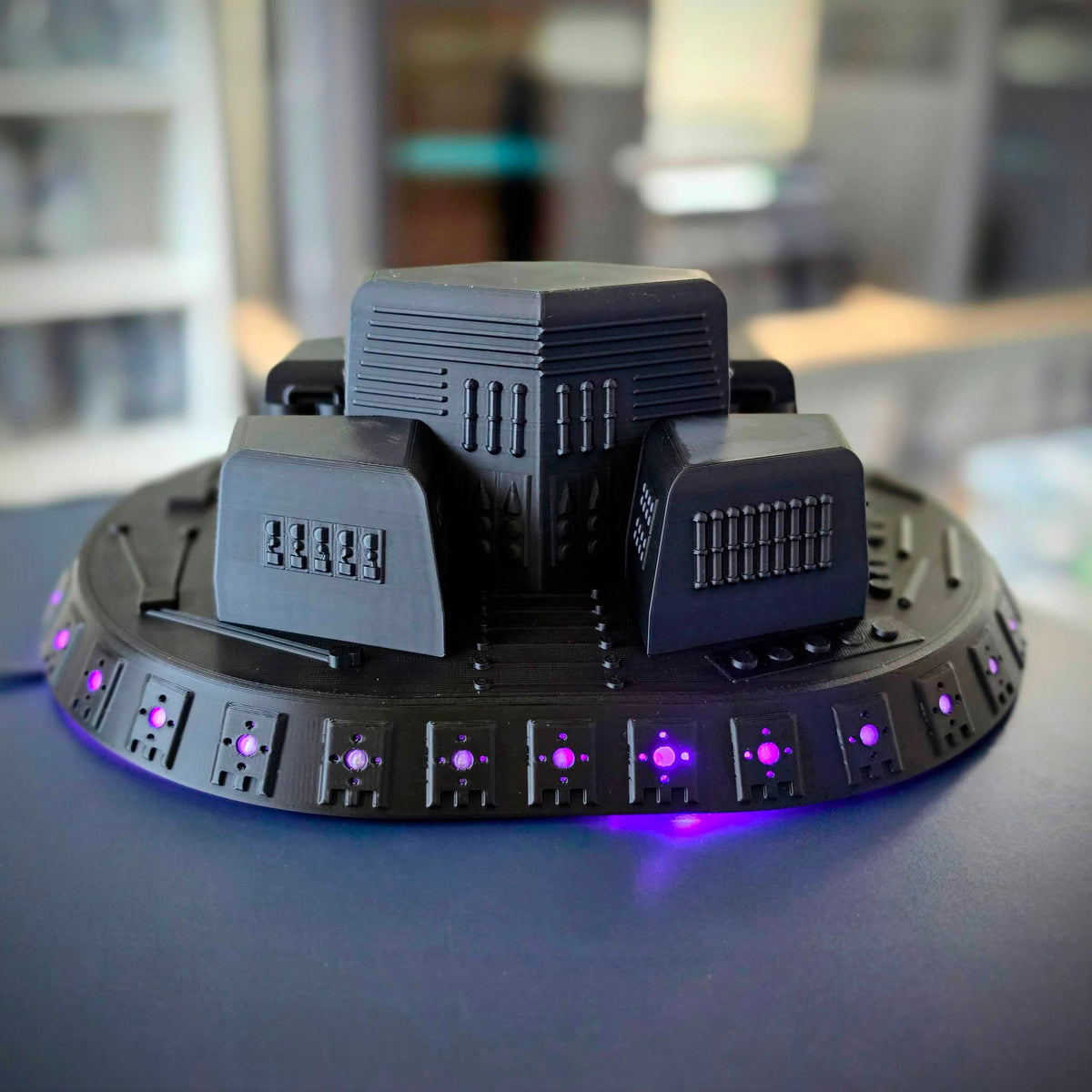 Hangar 18 Alien Spaceship Replica 1:100 scale